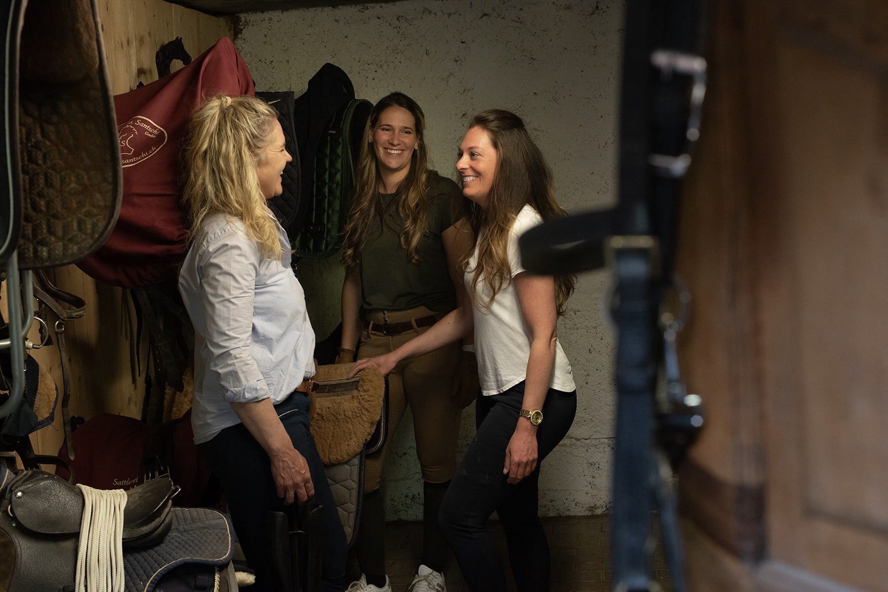 Stallgemeinschaft in der Sattelkammer